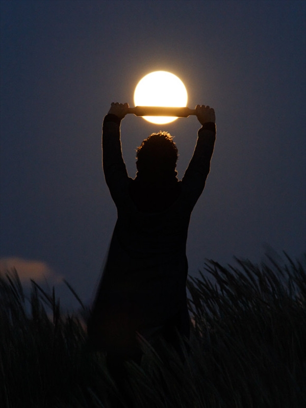闇夜に浮かぶ”月”で遊ぶ　遠近法を利用した満月や三日月の写真集009